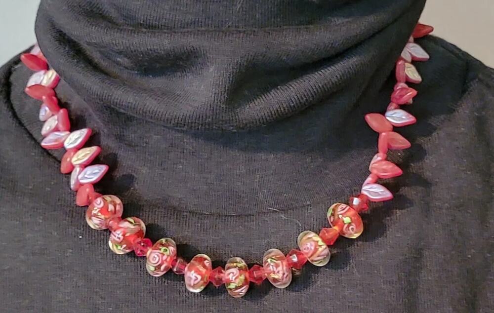 Red Roses & leafs‎ Beaded Glass Necklace. 1990s Art Glass Flowers 17" rd02-07